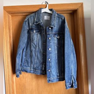 NWT, Old Navy boyfriend style jean jacket. Size medium.